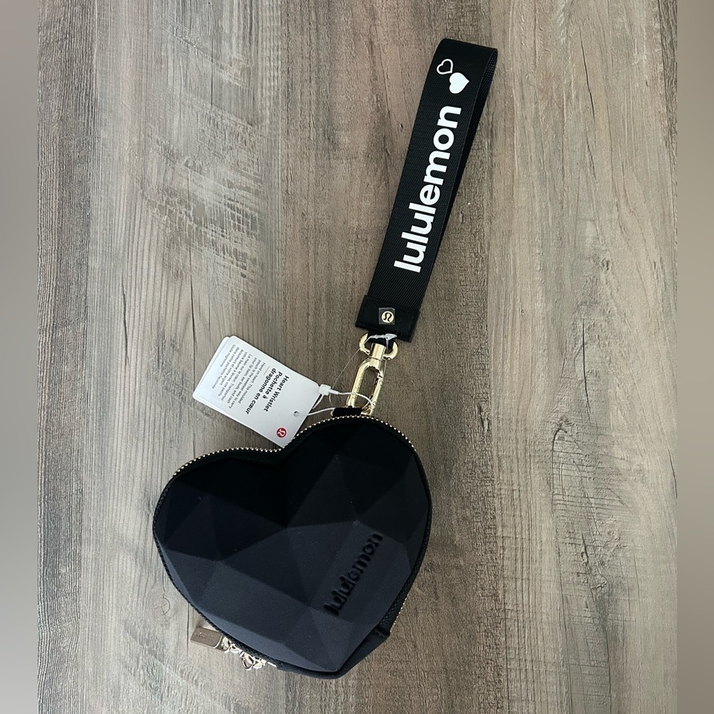 🦄NWT Lululemon Black Heart Wristlet 🦄 LW9FUUS